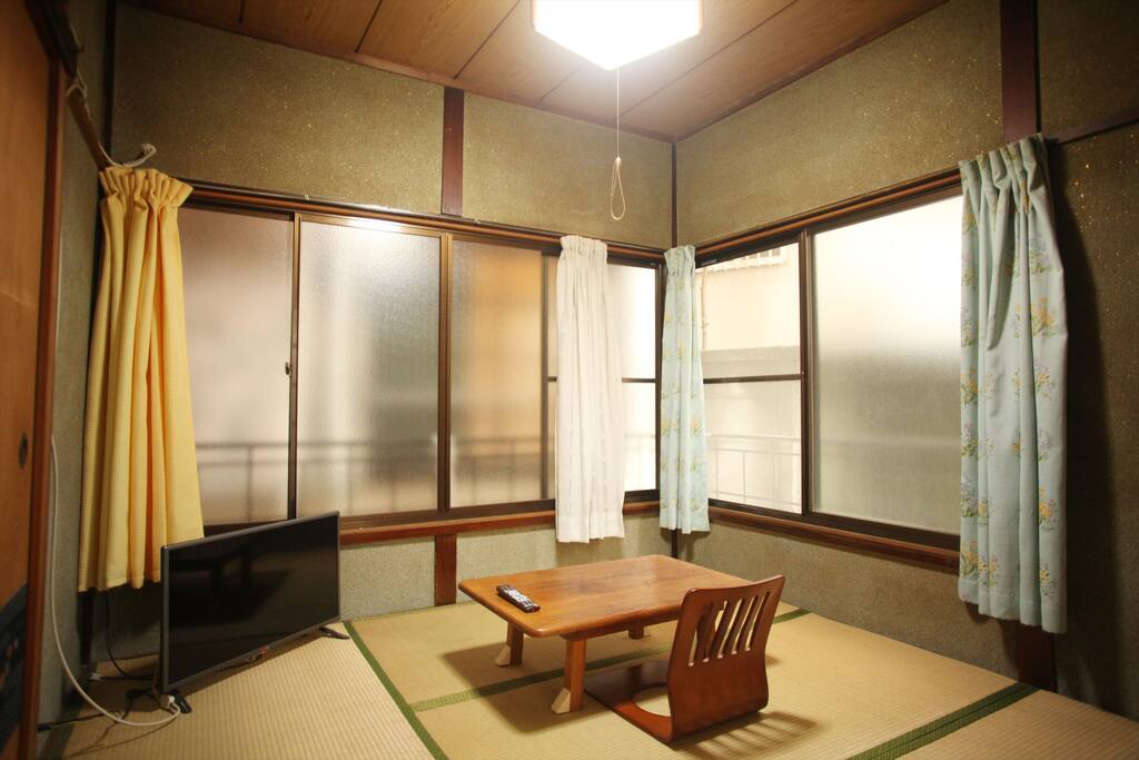 リビングは2部屋あります。テレビがある和室、広々と寛げるフローリングの部屋です。リビングは24時間利用可能です。