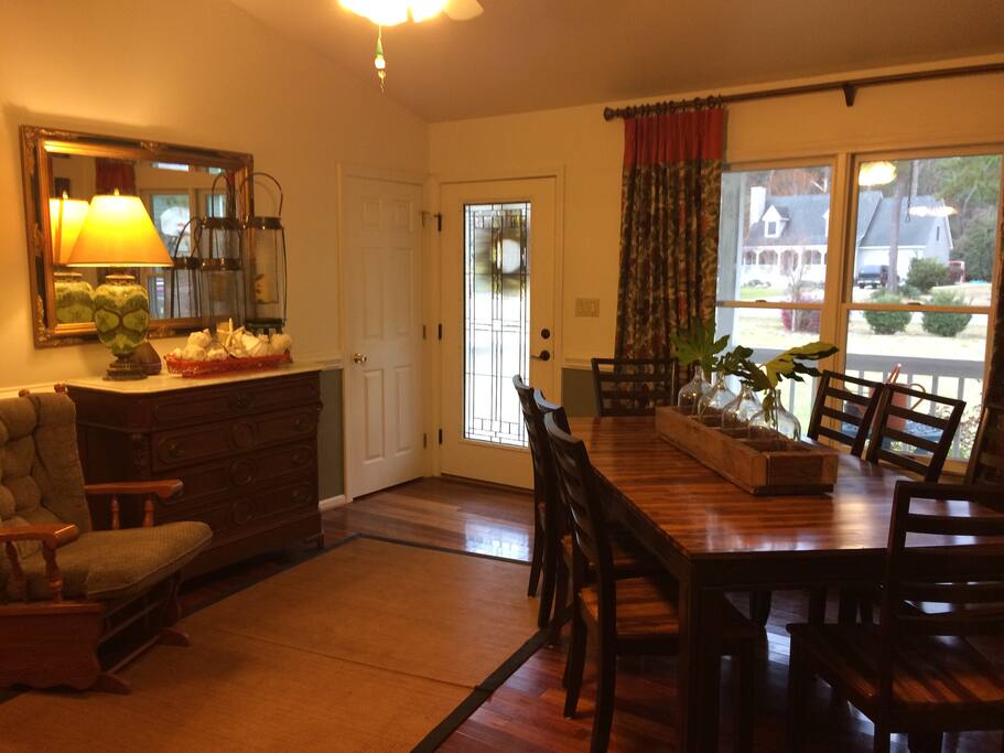 Table sets eight