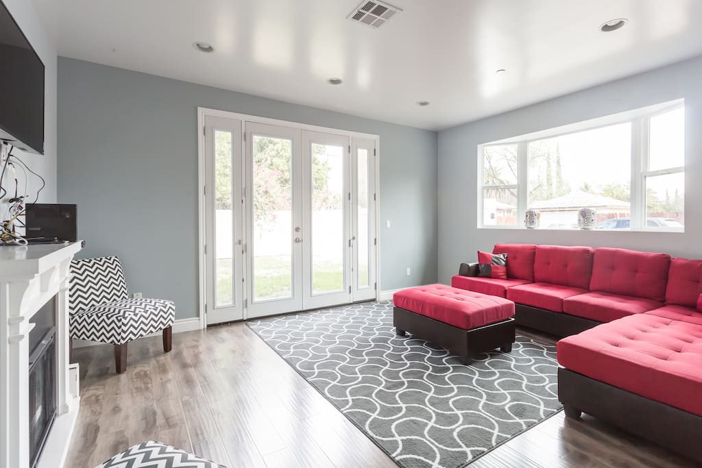 Living room with flat screen TV, Cable,wifi