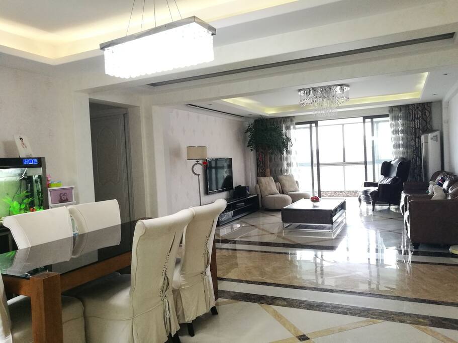 宽敞明亮的餐厅与客厅带给您舒适的入住体验