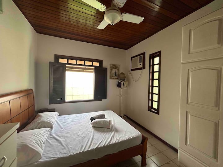 Hlavný apartmán s manželskou posteľou, šatníkom, komodou, klimatizáciou a vlastnou kúpeľňou.