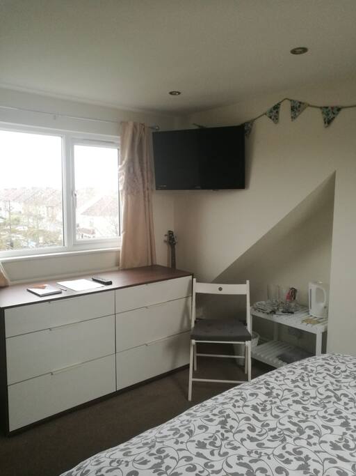 32" TV with freeview and HDMI cable provided