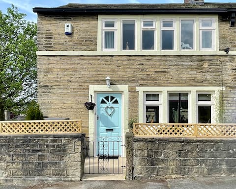 Top performing Airbnb: Cute and cosy 2 bed cottage in West Yorkshire