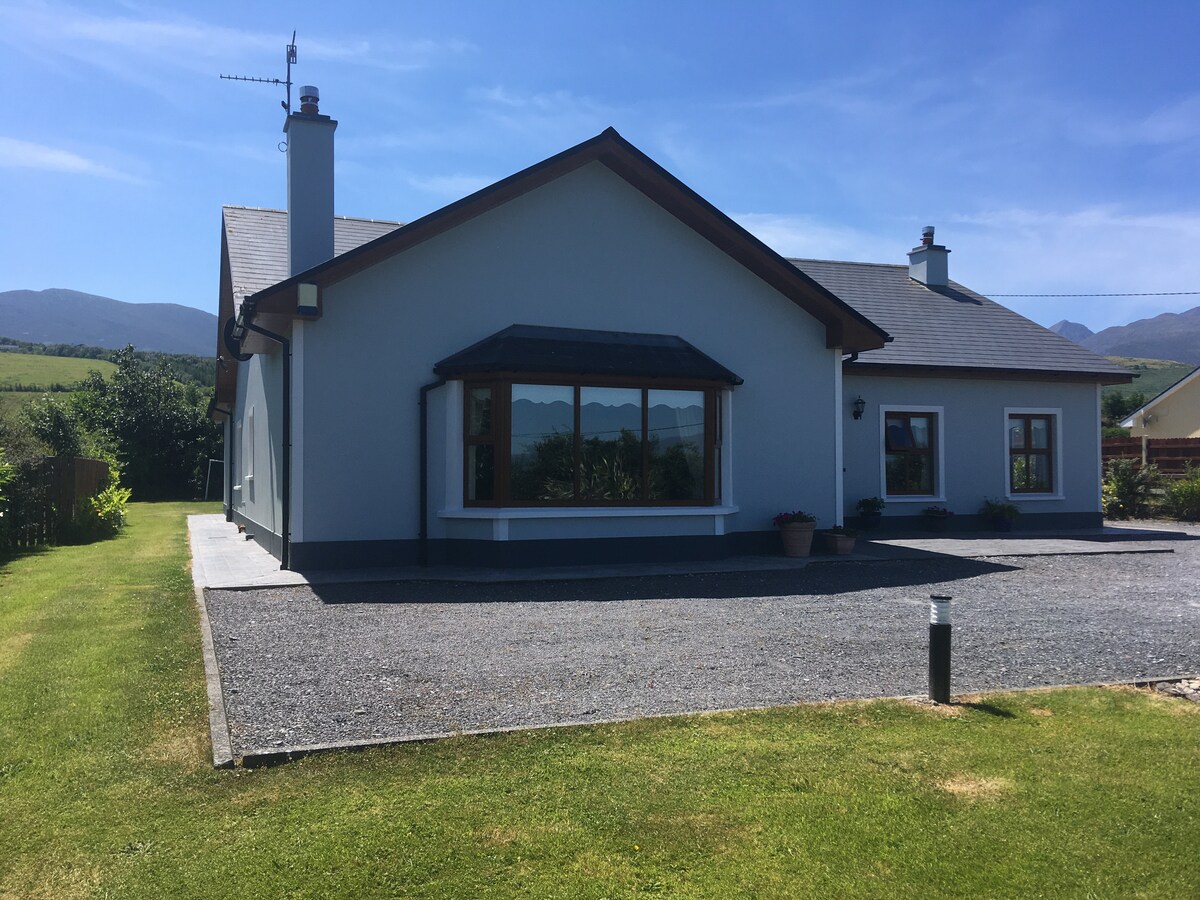 Hut site in An Choill Mhór (bar. Corca Dhuibhne)