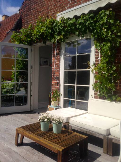 Large terrasse adjacent to the dining room
