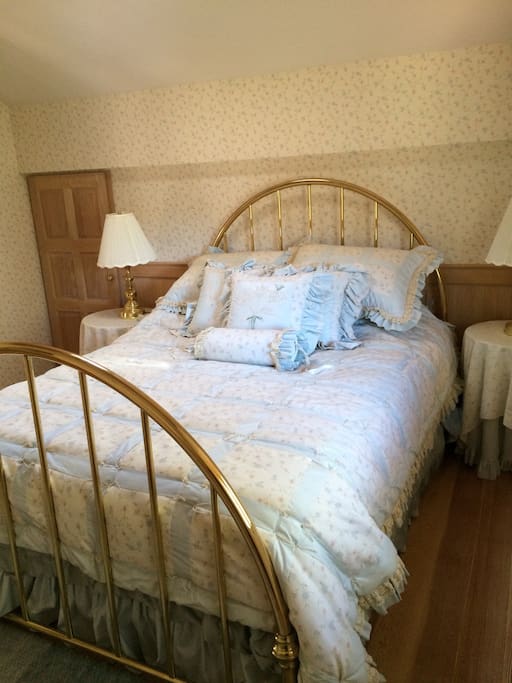 Queen bed.
