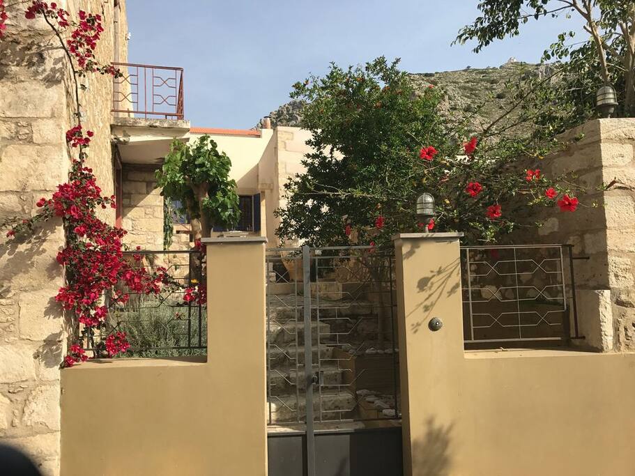 The main entrance from the streer