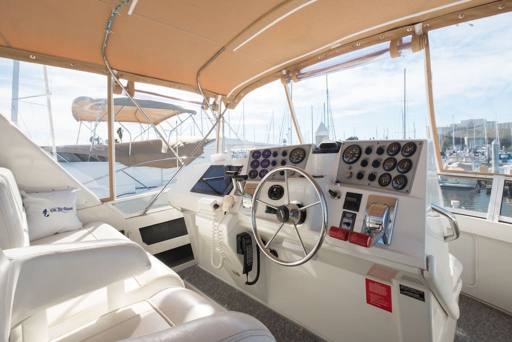 Seating for six on the bridge, space to sun bathe on the bow or choose to relax on the patio or swim platform. #ohsonauti