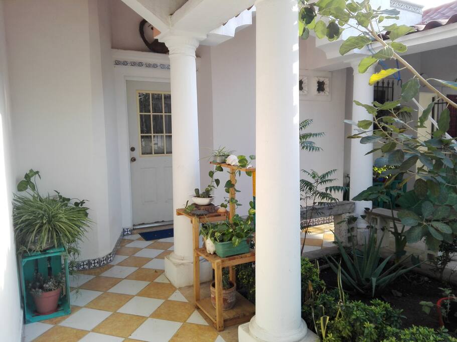 Bienvenido: Front entrance