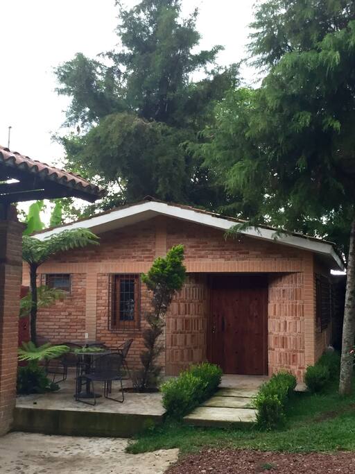 Es la peque de la FINCA LAS NUBES y ahí ves, el porque de su nombre CABAÑA EL PINO . Literalmente hay un PINO dentro de la cabaña