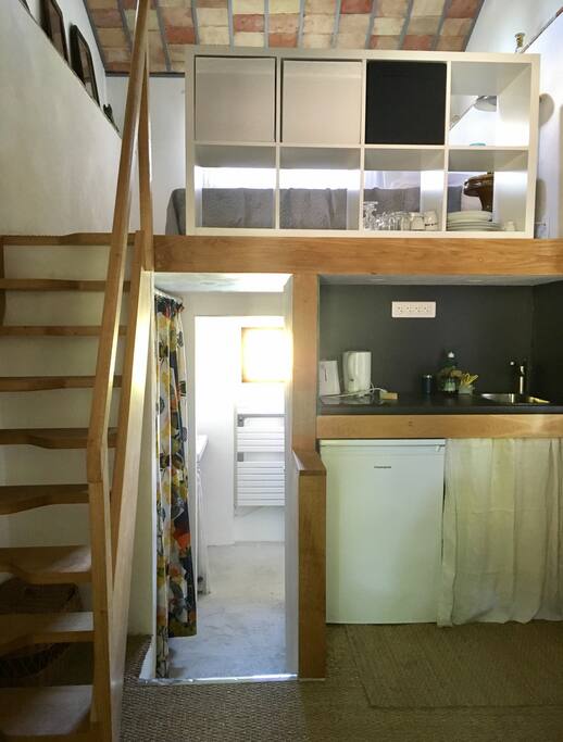 Kitchenette et bel escalier aux pas japonais qui mène à la chambre,