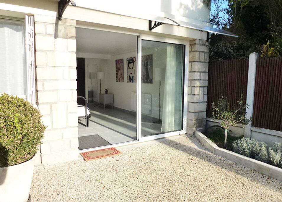 L'entrée du studio se fait par la baie vitrée extérieure