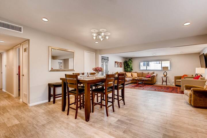 Near Convention Center & Strip, with nine beds gallery image 5