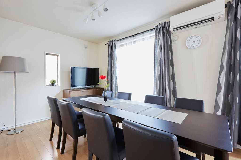 2nd flore,TV/Air conditioning Heating/sofa/window/balcony/A large desk/8chairs/