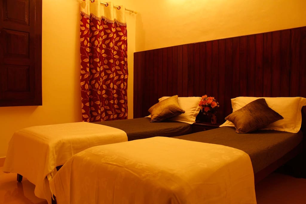 Bed room with 2 single bed arrangement