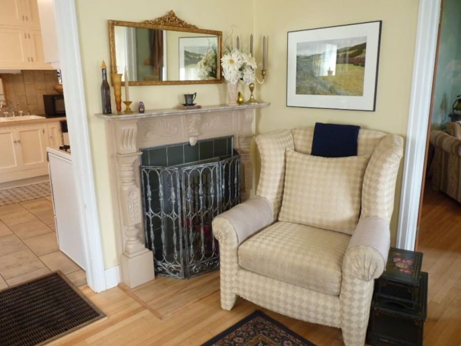 Living room photo #2.