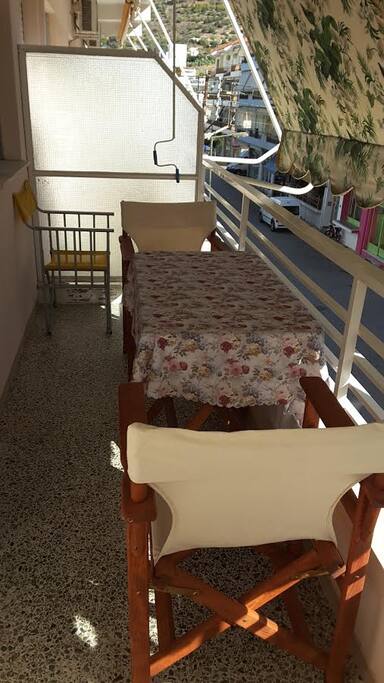 Τραπεζάκι στο μπαλκόνι
