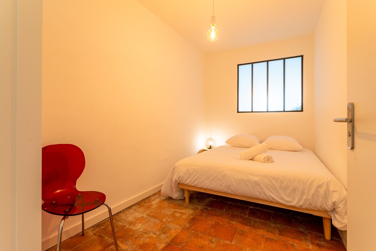 Een queensize bed in 160x200 met een zeer comfortabel geheugenmatras! 100% katoenen beddengoed van hotelkwaliteit. 1 groot formaat badhanddoek aanwezig voor elke gast