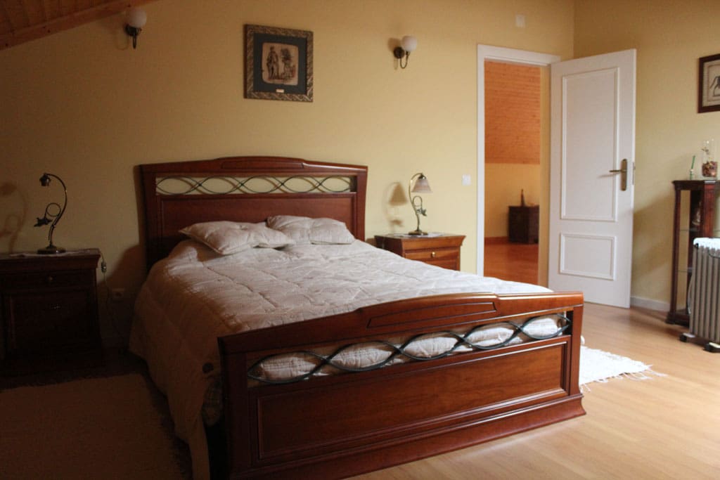 Quarto com um confortável pavimento de madeira/Room with a confortable wooden floor