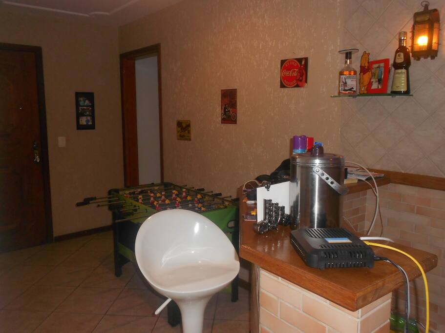 BAR E MESA DE PEBOLIM.