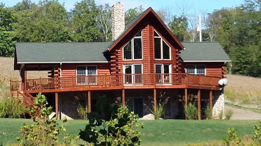 Cozy Log cabin with creek frontage