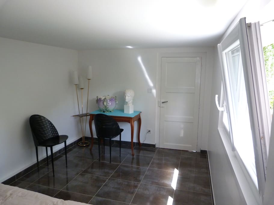 La chambre d'une superficie de 15m2 donne sur le jardin
