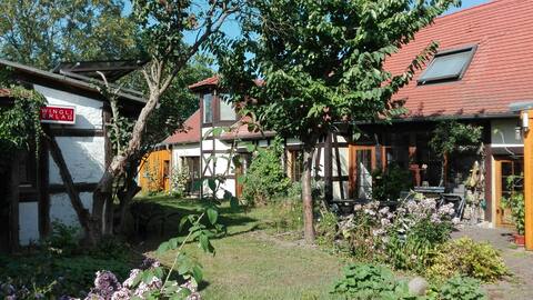 HK: Courtyard complete 20+ x people: Sommerhof Spreewald