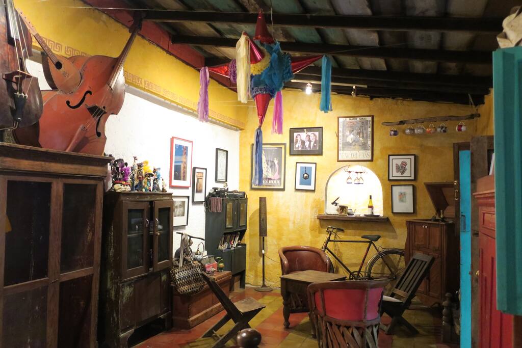 Espacio decorado con una pequeña sala de estar.