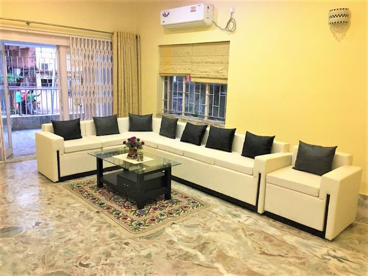 Lavish Apartment in the Heart of South Kolkata with private bathtub in Kolkata