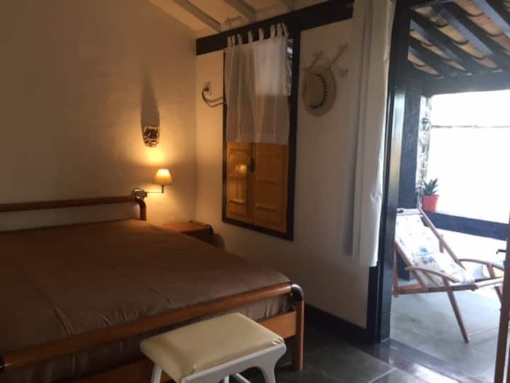 chumba cha kulala cha watu wawili cha juu na roshani