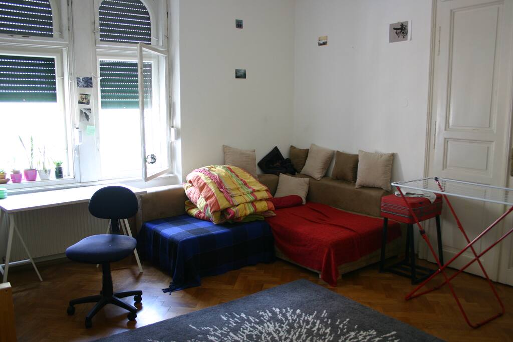 Zimmer mit großen Sofa