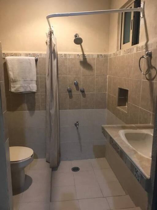 Baño privado con agua caliente.