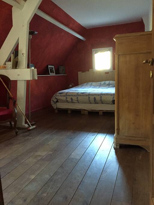 Jolie chambre sur parquet, exposée sud.