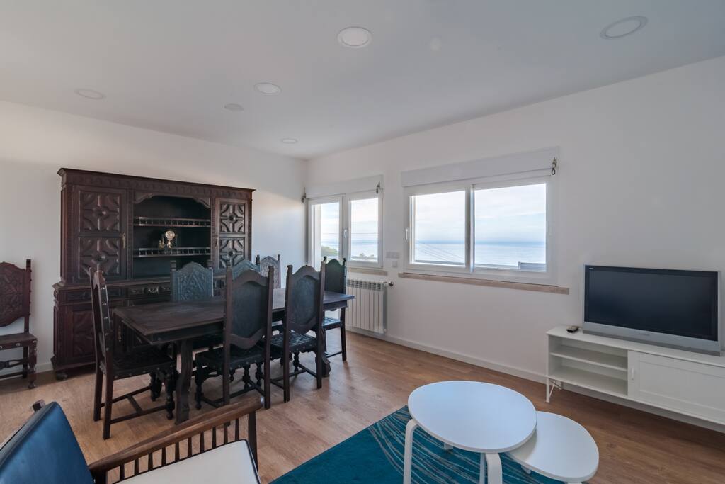 Sala com vista para praia e cidade