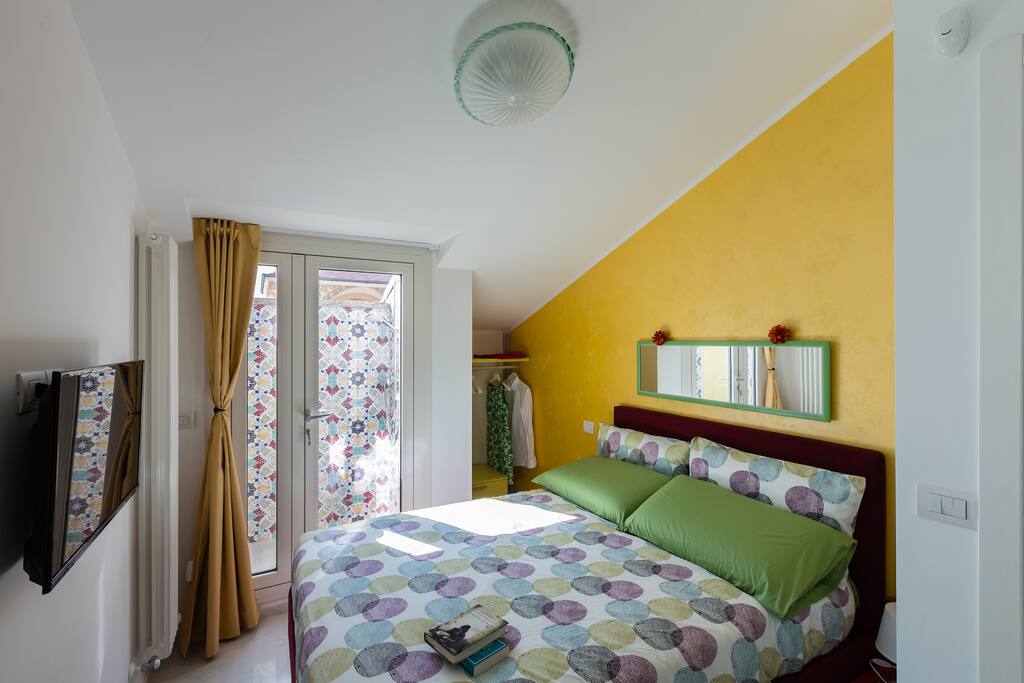 Camera da letto con doccia esterna