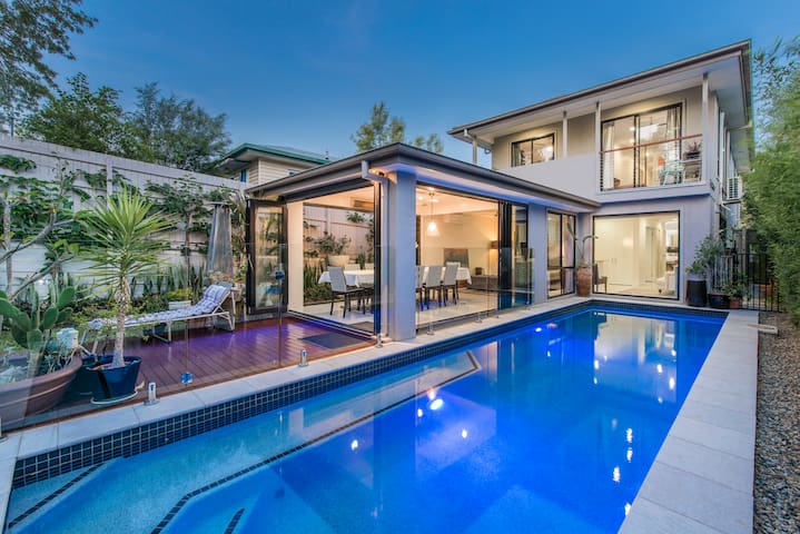 MORDEN HOUSE WITH A HEATED SWIMMING POOL