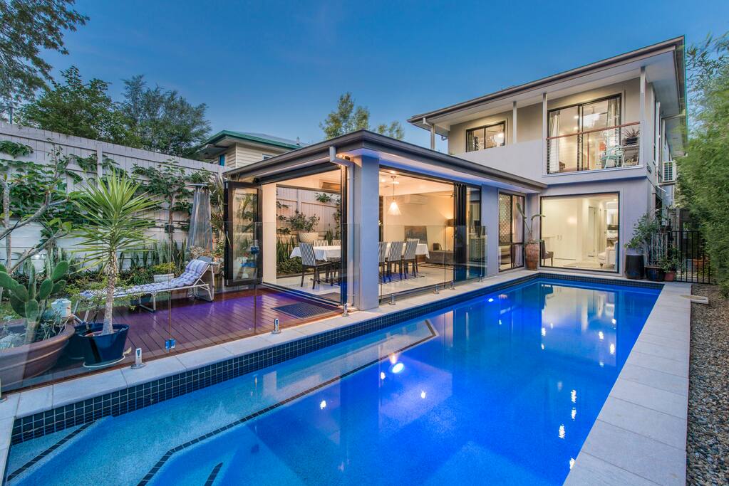 MORDEN HOUSE WITH A HEATED SWIMMING POOL Villas for Rent in Moorooka