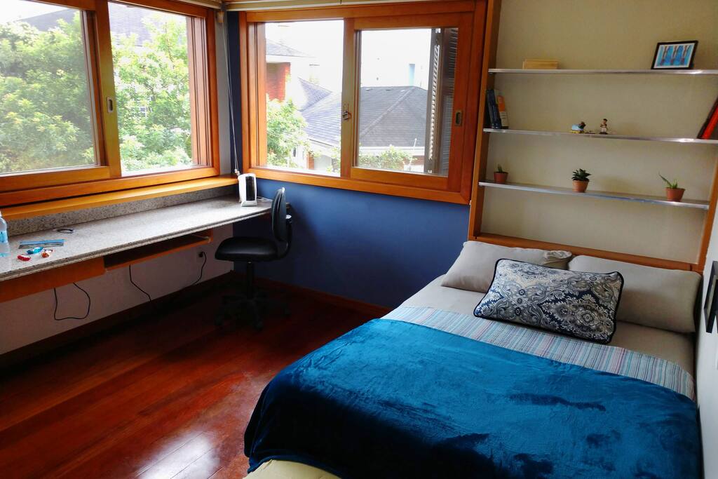 Suíte ampla e silenciosa com vista para o jardim e área para estudo e/ou trabalho.