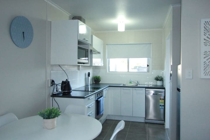 Rose Apartments Unit 2 with Spa Central Rotorua