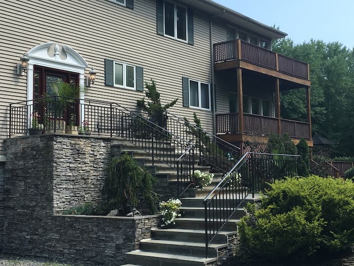 Saugerties Luxury Rental, Close to Skiing Houses for Rent in