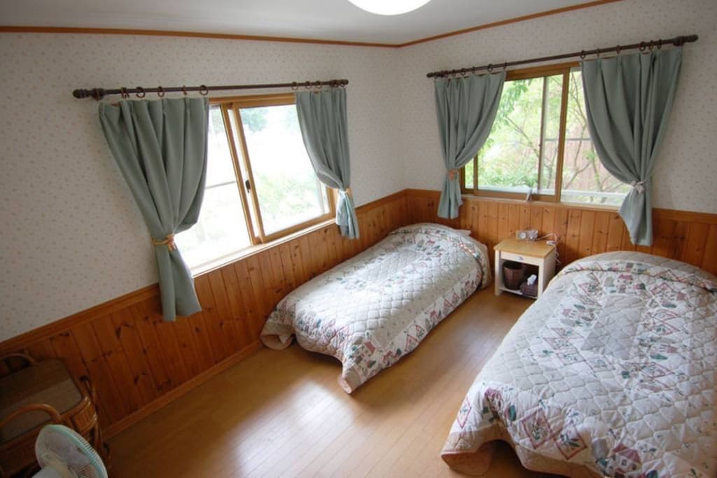 There are 6 rooms for 1,2,3,4 people and each room has at least 2 wide beds which is suitable for single,couples or a group and a family with a small child.最低2つのワイドシングルベッドが各お部屋にございますので、1,2,3,4名様でご利用いただけます。全部で6部屋ございます。