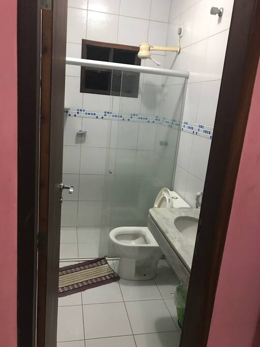 Banheiro com chuveiro elétrico