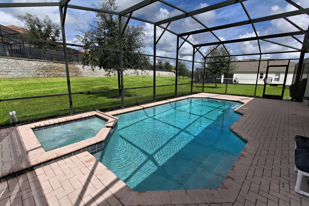 Large private pool with spa.
