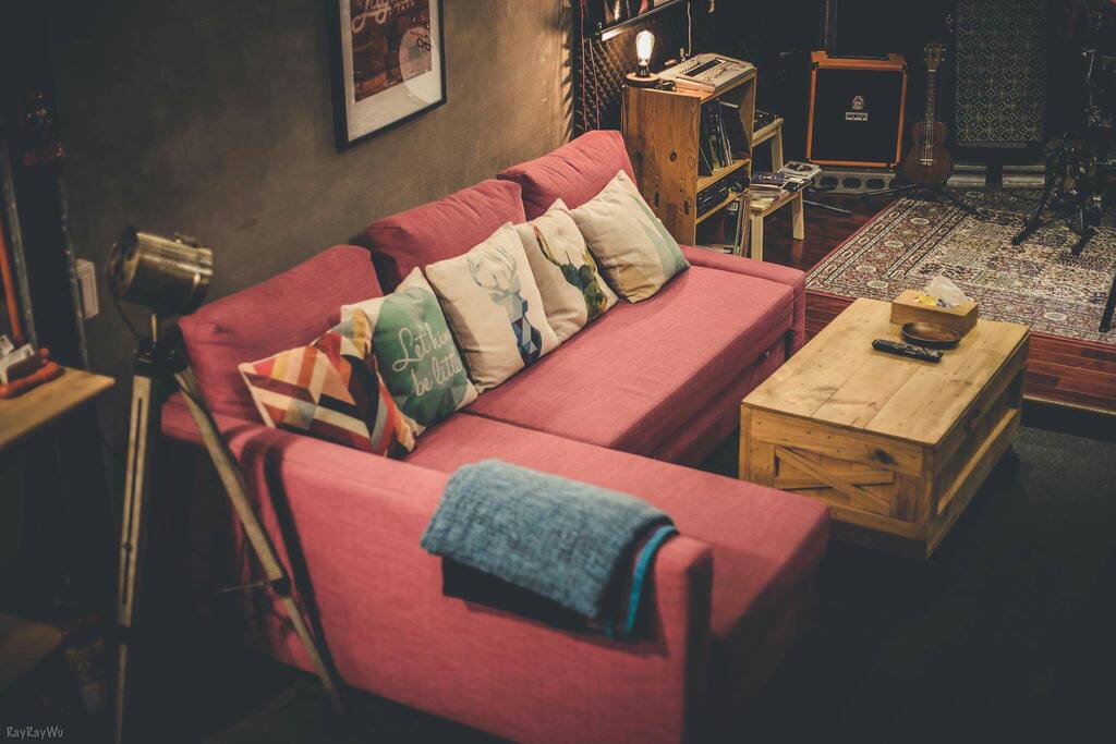 這個沙發可以攤開變大床 sofa bed