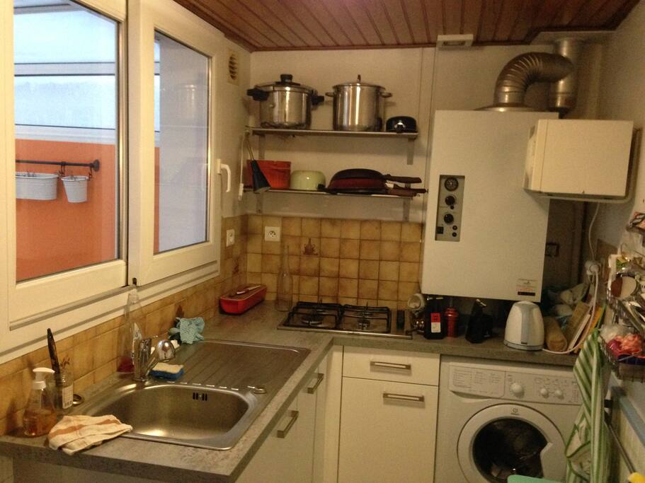 Coin cuisine optimisé avec lave vaisselle, four, frigo, congélateur et micro ondes + plaques gaz et lave linge