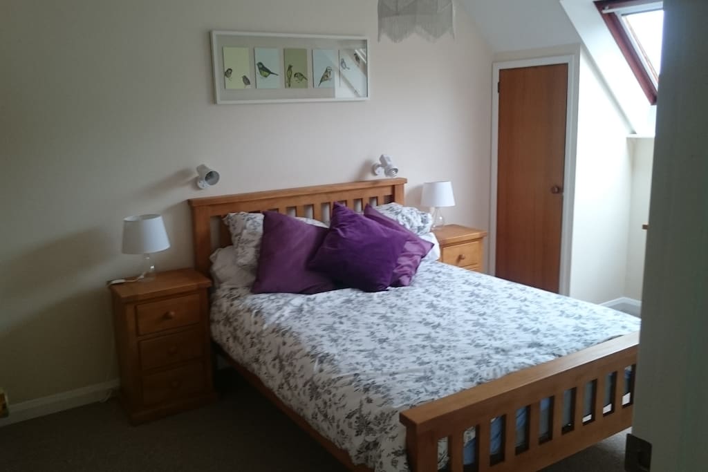 Spacious, bright double room with sink