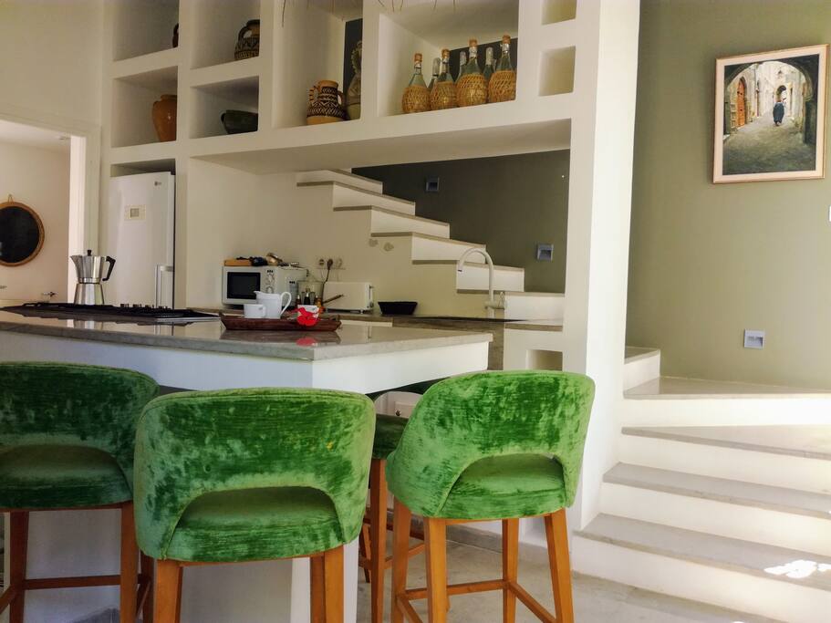 Cuisine américaine et escalier menant à l'étage