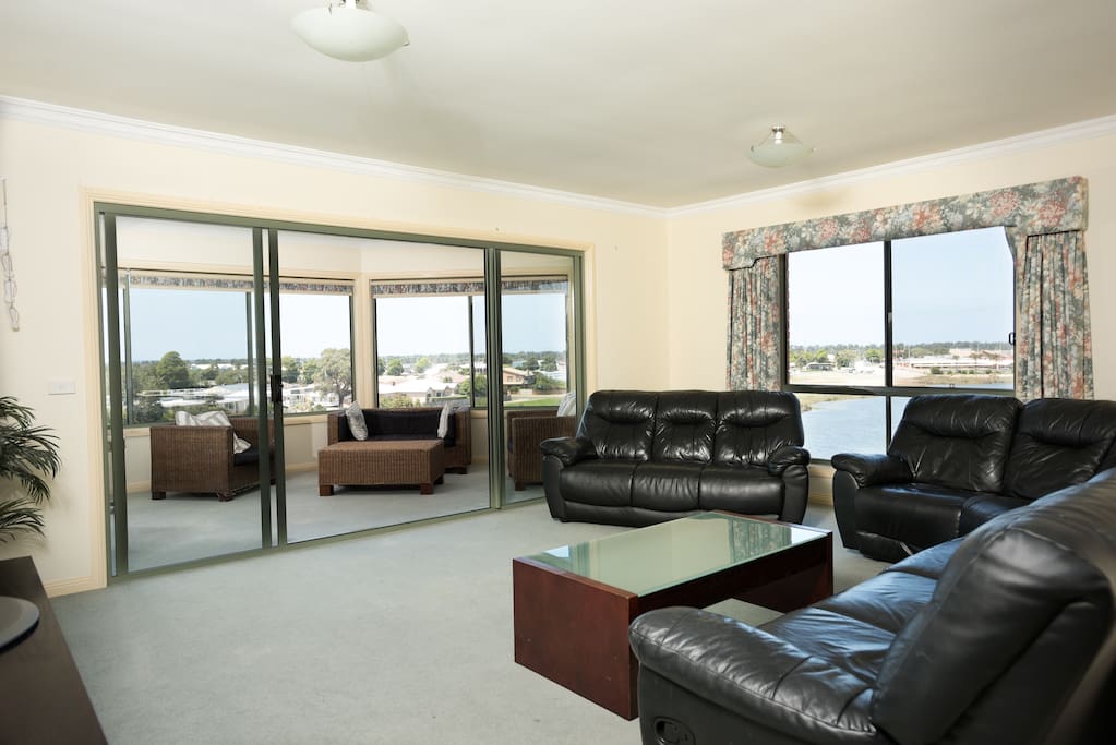 Spacious lounge room
