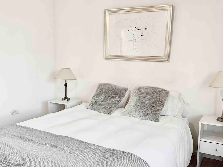 带电视和阳台的卧室