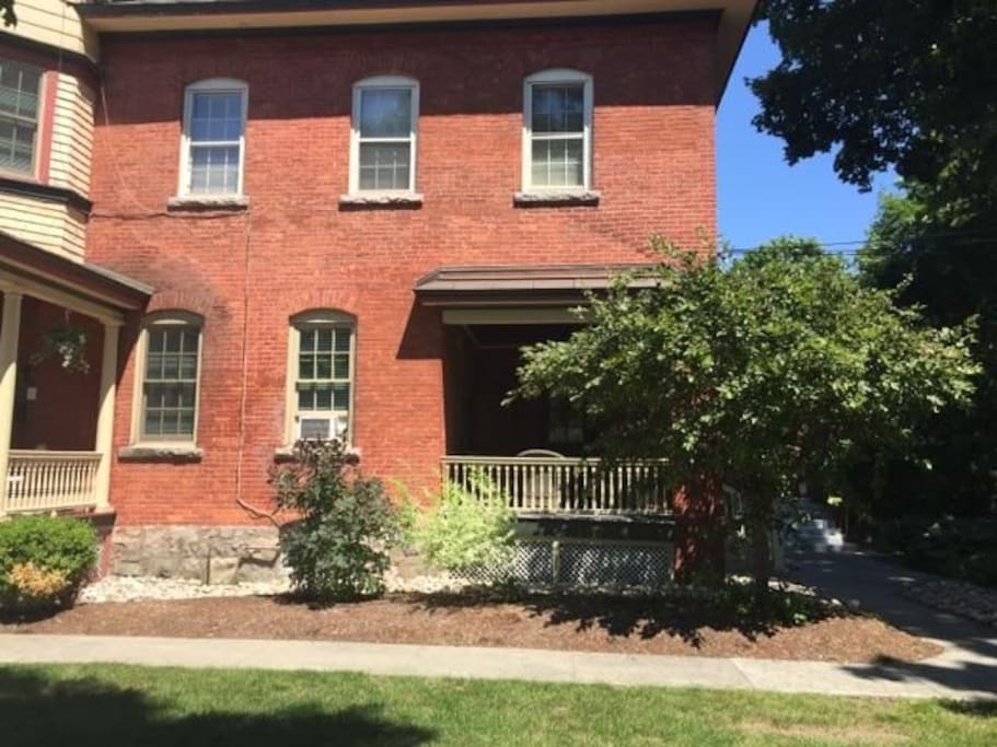 Short walk to track and downtown, 1st floor condo